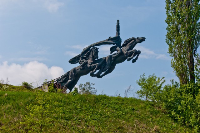 Памятник Первой конной армии "обглодали" местные жители