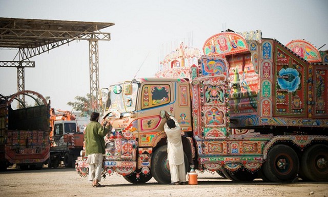 Почему дальнобойщик в Пакистане тратит на украшение грузовика больше, чем на свадебное платье для невесты