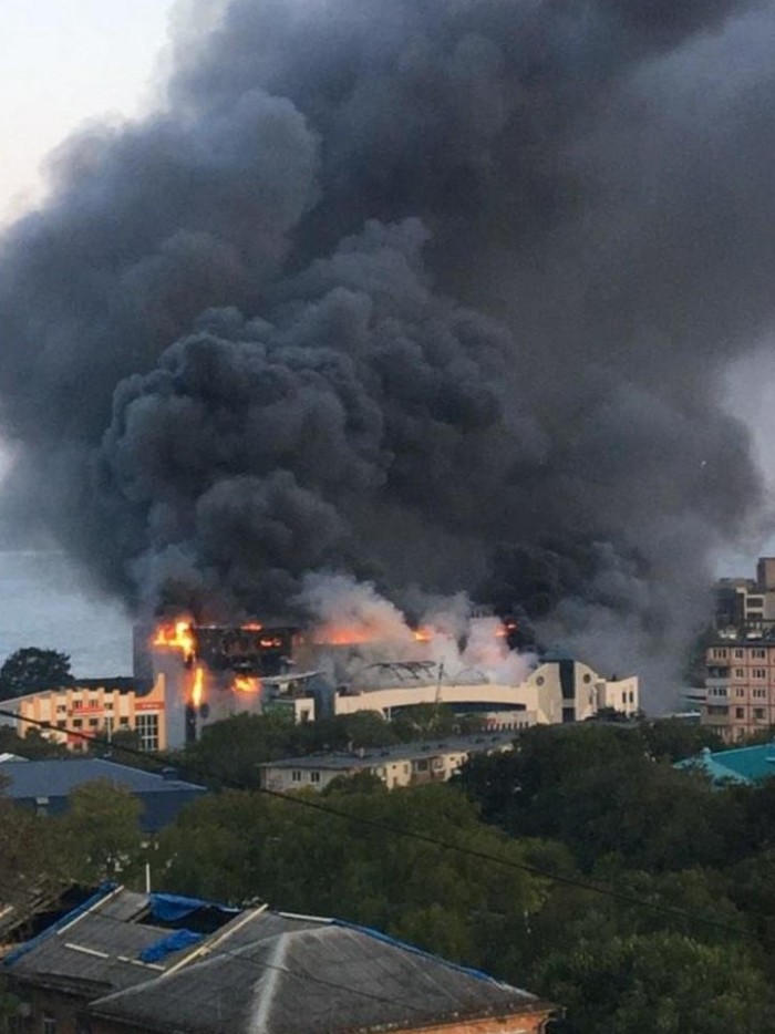 Крупный пожар полыхает во Владивостоке в ТЦ «Максим»