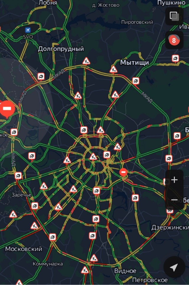 Москву ночью завалило снегом. Город стоит в 9-балльных пробках, нет движения на МКАДе, шоссе Энтузиастов, Варшавке и Ярославке