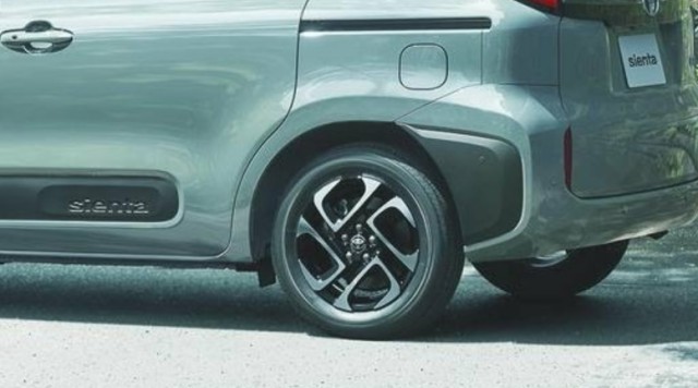 Просторный 120-сильный микровэн Toyota с вариатором по цене 90-сильной Lada Granta с «механикой». В РФ начали принимать заказы на Toyota Sienta из Японии