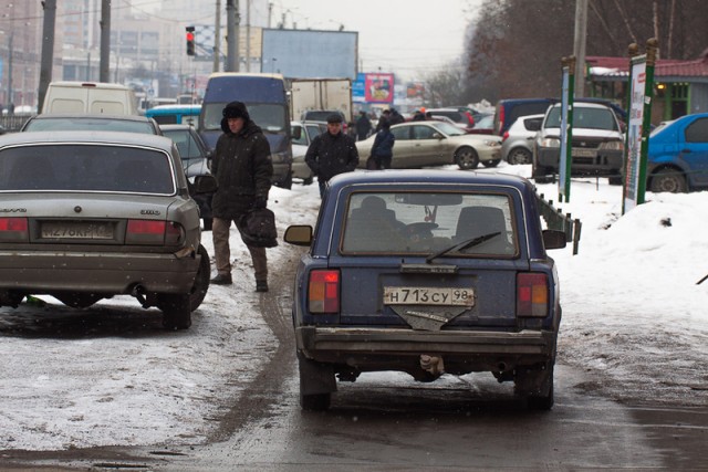 Езда по тротуарам по-питерски.