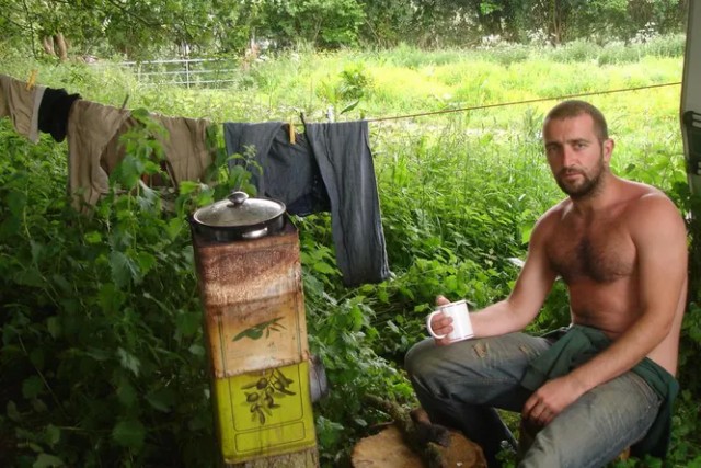 В Ирландии мужчина уже более 15 лет живет без денег