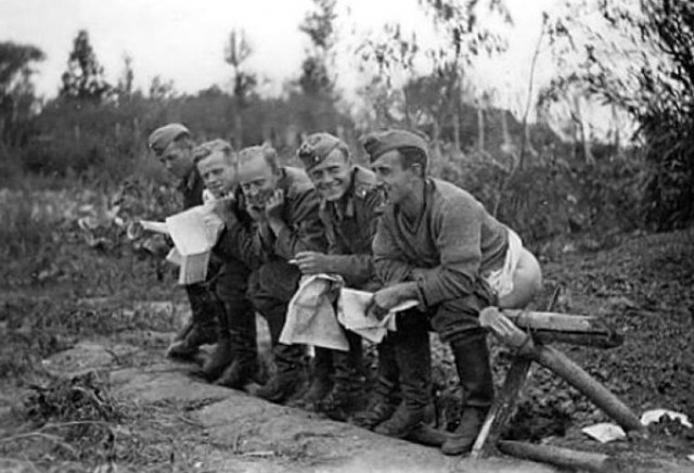 Просто уличный туалет в деревне