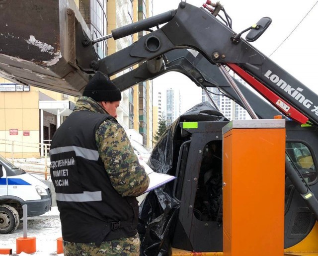 Кабина под черной пленкой: что происходит у ТЦ «Радуга», где, по словам очевидцев, рабочему отрезало голову