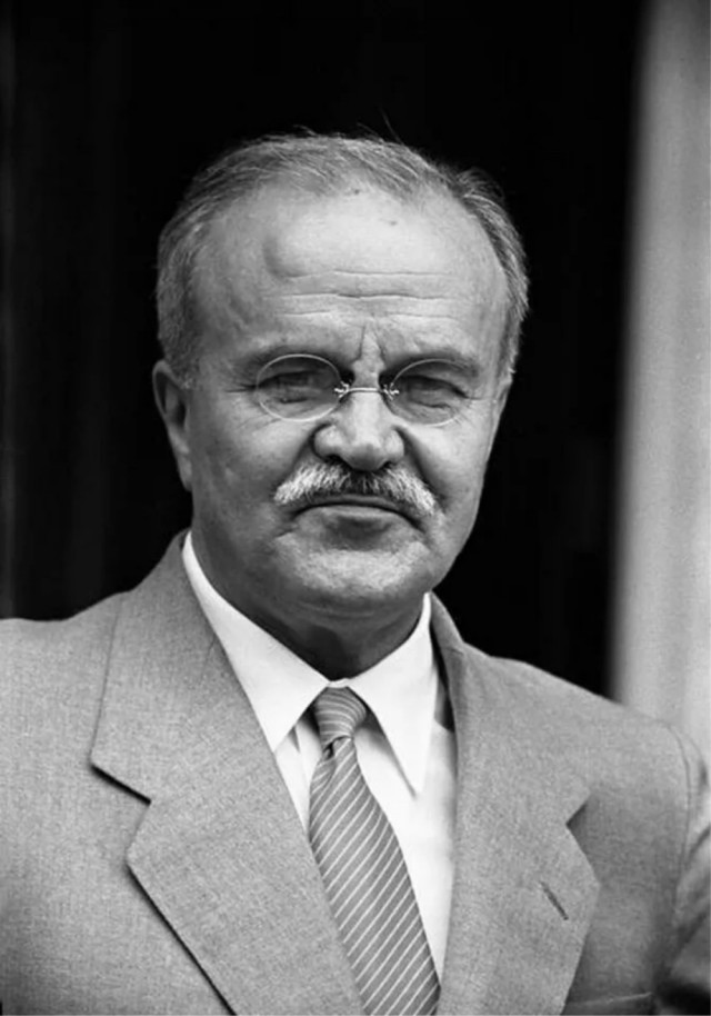 Молотов!
