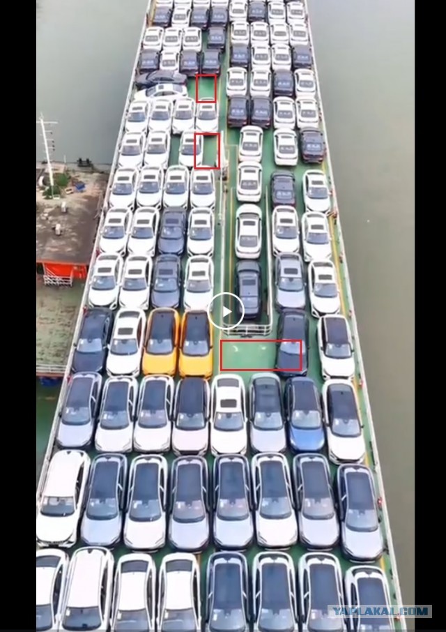Залипательное: как на паром загружают сотни автомобилей (снято где-то в Китае).