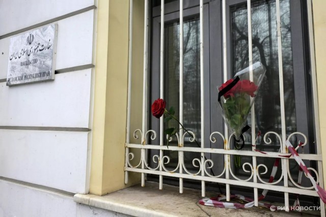 Жители Москвы несут цветы к посольству Ирана
