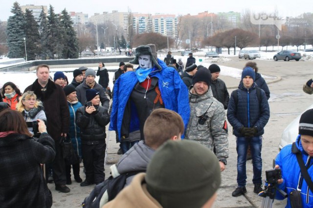 В Сумах сожгли чучело Путина