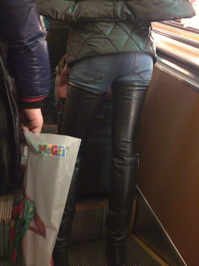 Пассажиры в метро.