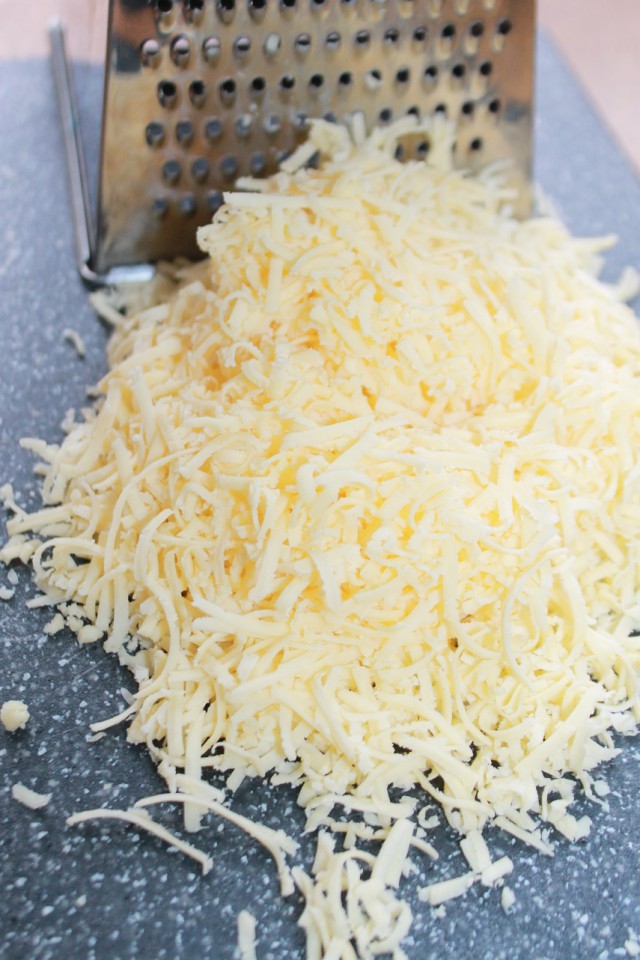 Сырым тертым. Сыр на мелкой терке. Сыр на терке. Сыр натертый на мелкой терке. Натертый сыр.