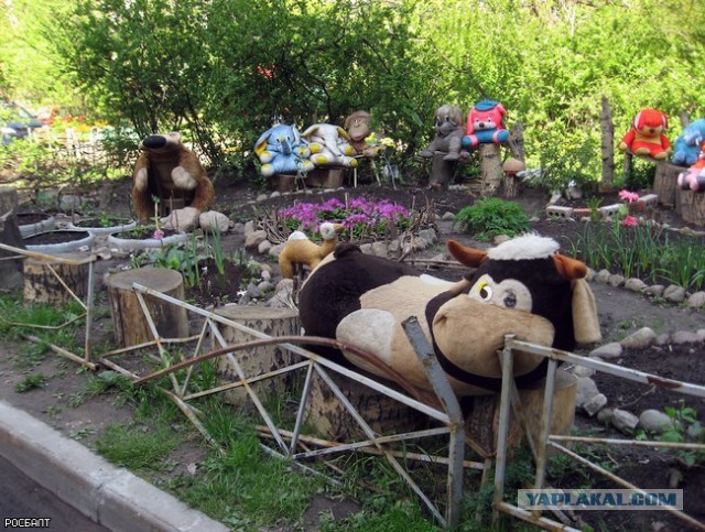 18 странных скульптур на детских площадках, которые невозможно забыть