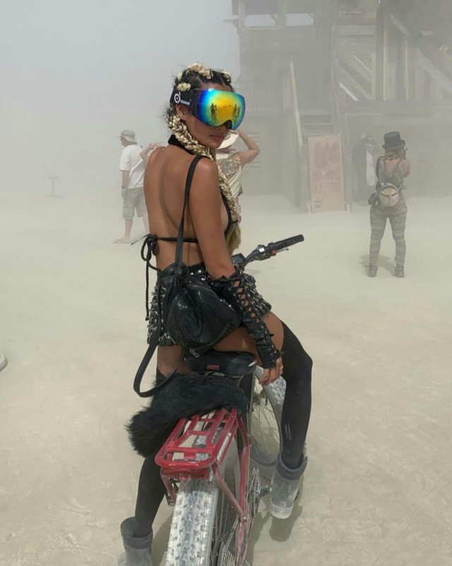 Девушки фестиваля Burning Man-2019