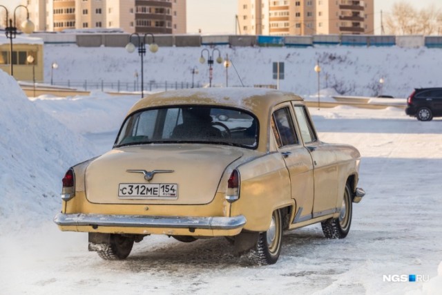«Лет пять стояла в огороде». Сибиряк за 15 тысяч купил «Волгу» 1965 года и ездит на ней на работу