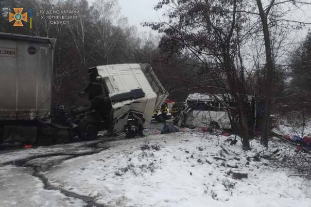 В результате жуткого ДТП с грузовиком и маршруткой под Черниговом погибло 11 человек На месте ведутся спасательные работы