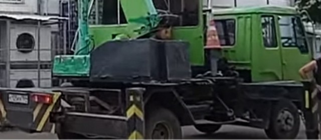 В Саратове строительная люлька внезапно сорвалась вниз вместе с рабочим