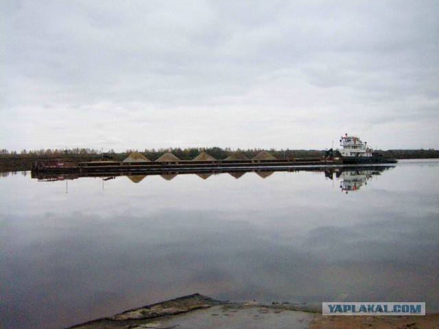 Столичные бомжи отправились в плавание по Москве-реке на угнанной барже