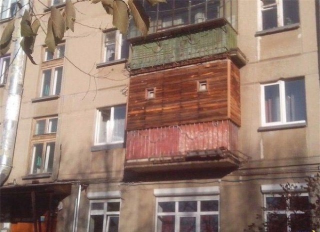 15 ужасных балконов: от нелепого самостроя до бункера от зомби