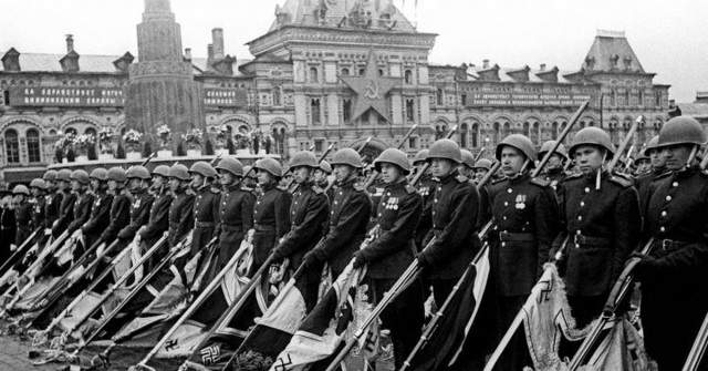 Знамена рейха к Мавзолею солдаты несли в перчатках — не хотели их касаться - интервью