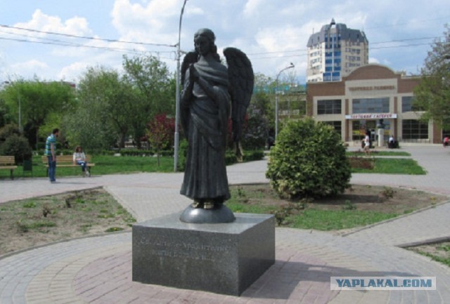 На набережной Карповки тайно открыли скульптуру «Печальный ангел» в память о погибших от коронавируса врачах