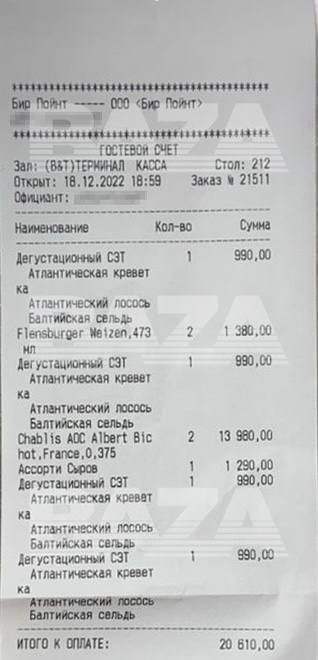 Пара бутылочек французского «Шабли», креветки и сельдь