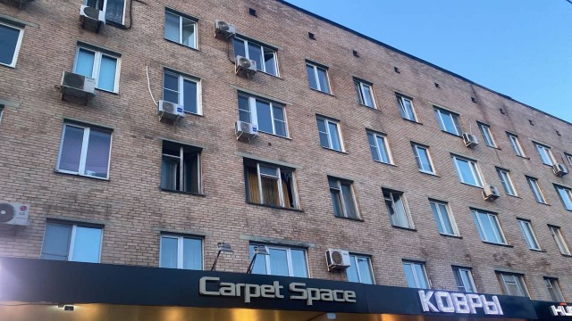 Жильцы повреждённого беспилотником дома в Москве пожаловались на отказ Жилищника вставлять выбитые окна