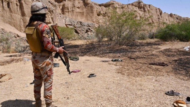В Пакистане террорист на заминированном автомобиле врезался в военный конвой. Погибли 16 человек