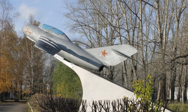 В западных соцсетях завирусился кадр с гигантской ракетой прямо во дворе — речь о памятнике «Союз-У» в Байконуре