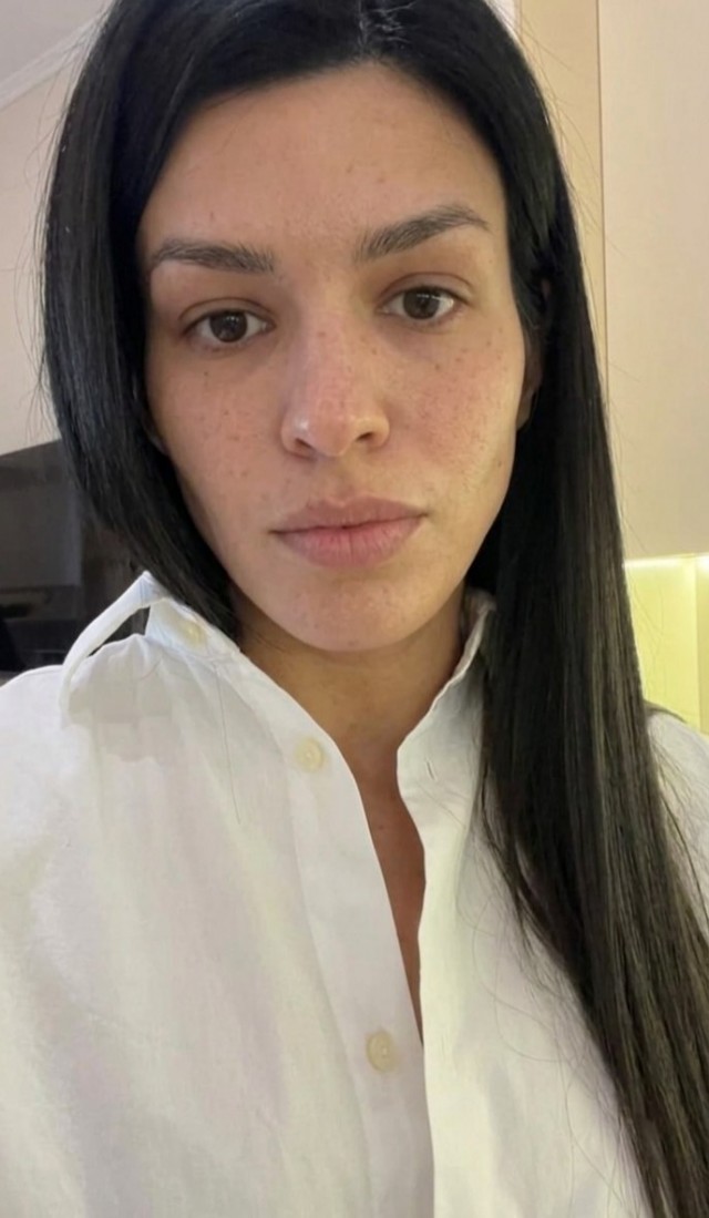 На фоне неба голубого ждала она уже любого