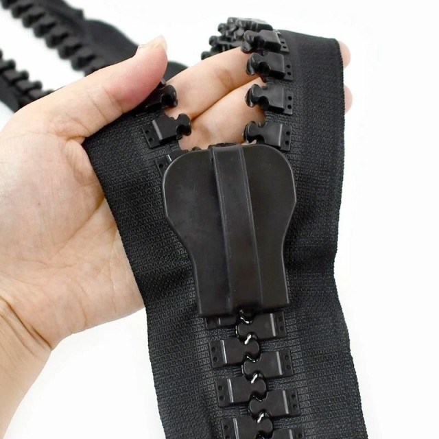 Наверное, собачку в молнии нужно поджать