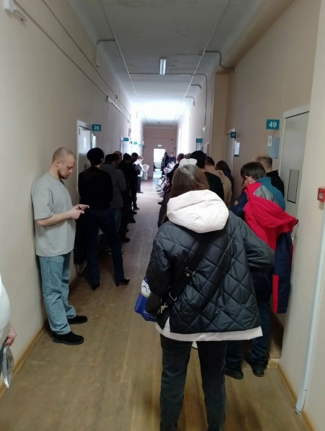 Девушка показала, как пройти в любой кабинет в поликлинике без очереди и получить нужную справку