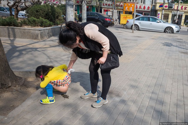 Street pee gym kissing