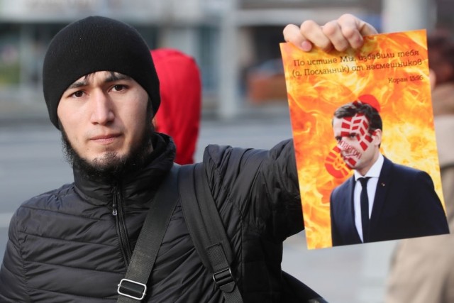 Россияне у посольства Франции оправдывают отрезание головы, но им ничего за это не будет