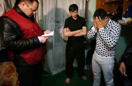 В Госдуме предложили платить россиянам по 100 тысяч рублей за сообщения о незаконном месте проживания мигрантов