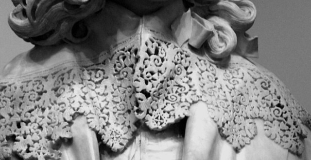 украшения на мраморной поверхности крупным планом