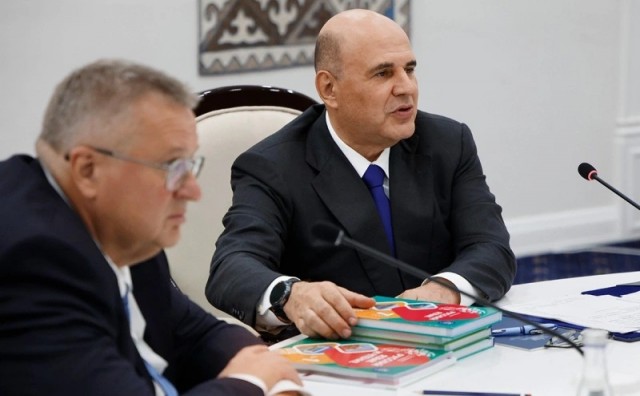 Мишустин принес на встречу с президентом Киргизии учебники русского языка