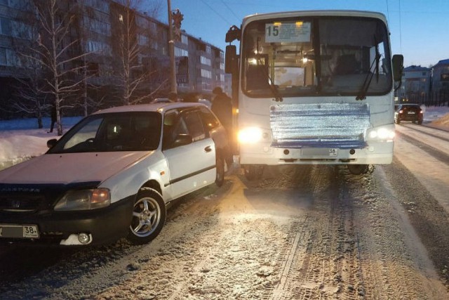 В Ангарске таксист протаранил автобус, чтобы спасти зажатого в дверях ребёнка