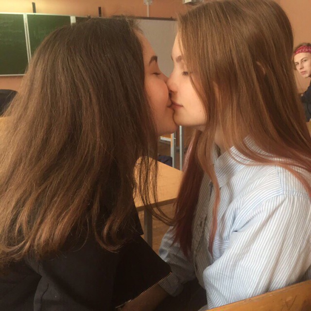 Дуры, хватит выёживаться перед фотиком