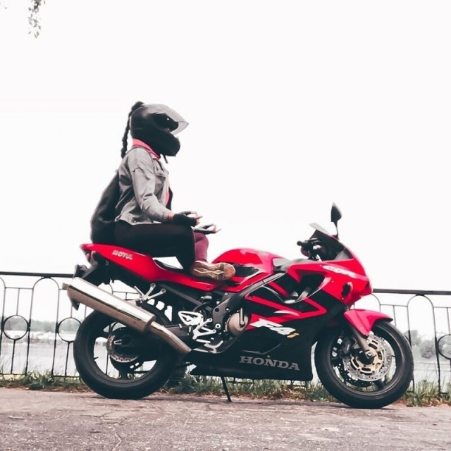 Мотосезон пришлось закрыть: девушку-мотоциклистку приложил дверью автомомбилист