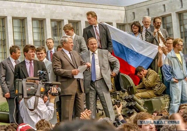 В Петербурге полицейский ударил женщину с ноги