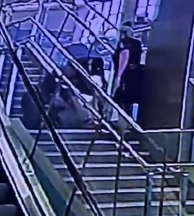 Мужчина с раскладным ножом напал на сотрудницу аэропорта в Красноярске