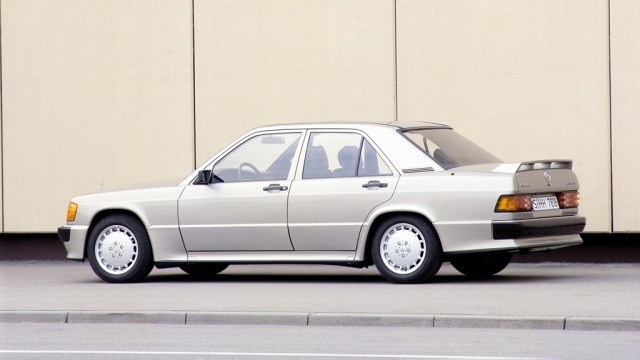 Маленький, но настоящий: как создавали Mercedes 190 и почему он стал звездой