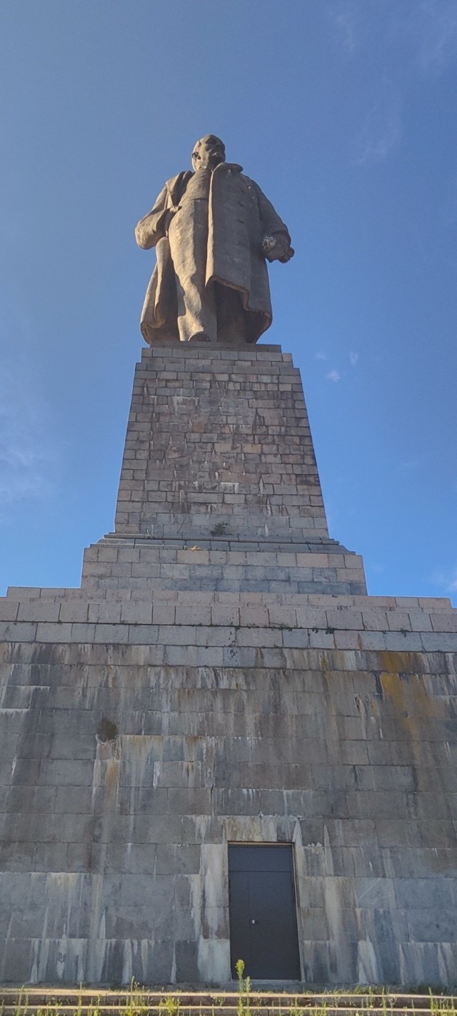 Гигантская голова Ленина