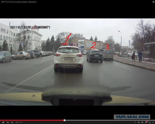 Открывая дверь авто посмотри в зеркало...