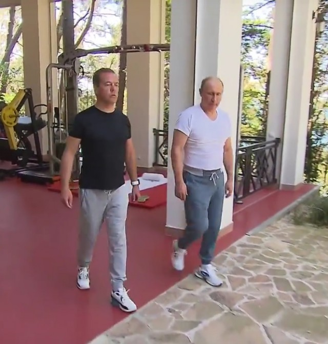 Путин и Медведев качаются