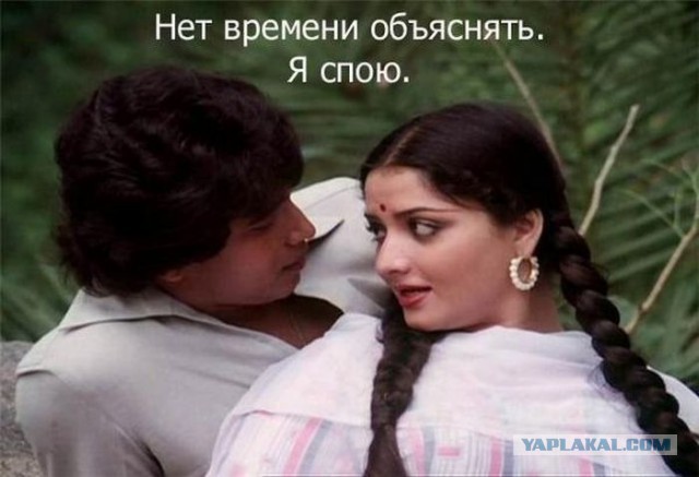 Брюс Уиллис нервно курит в сторонке.