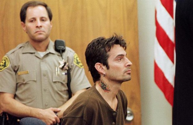 Бьет - значит любит