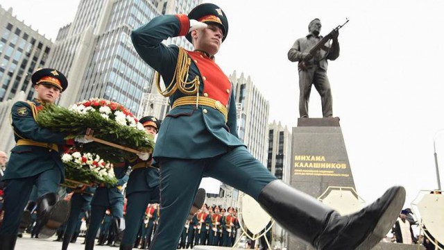 Макаревич раскритиковал памятник Калашникову. "Бездарная, уродливая скульптура"