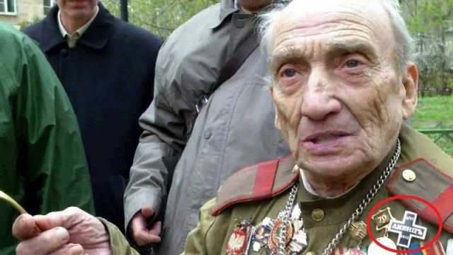 Ряженых "ветеранов" изображают на памятниках ВОв