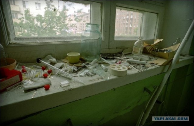 Заброшенная поликлиника в Москве (16 фото)